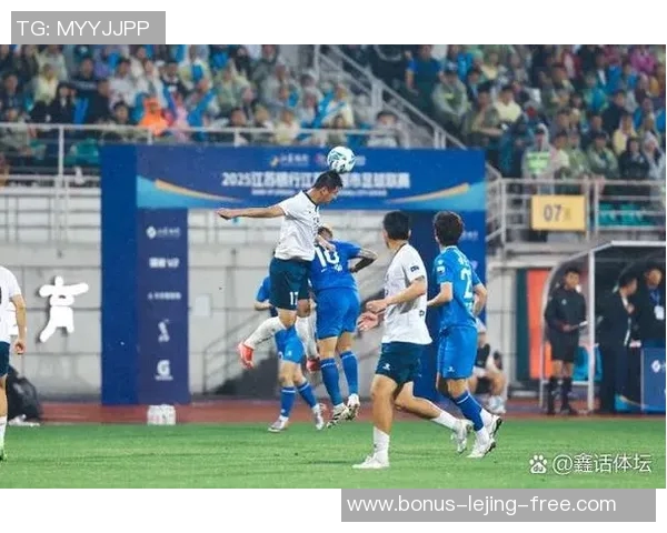 天津足球裁判的职业发展与挑战分析及其对足球运动的影响探讨 天津足球裁判的职业发展与挑战分析及其对足球运动的影响探讨